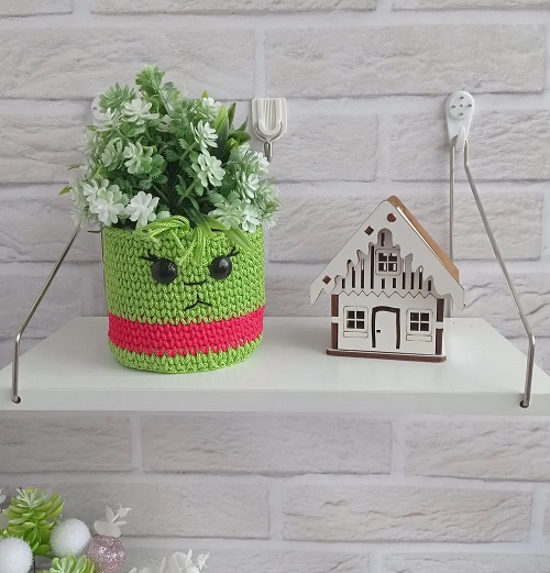 Crocheting with White Owl