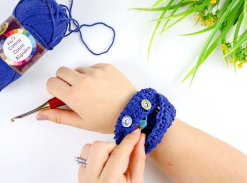 Easy Crochet Wrist Pouch