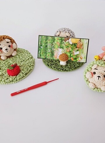 8 Unique Phone Holder Free Crochet Patterns