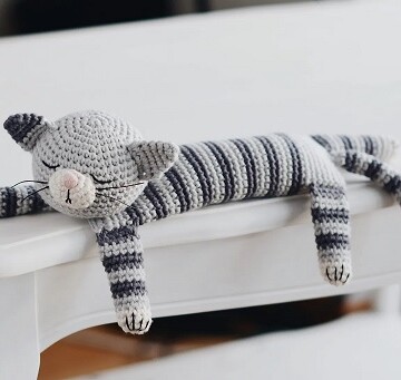 15 Crochet Sleeping Cat Free Patterns
